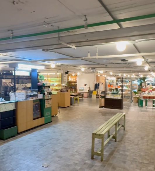 ภาพหน้างานของ friendfriend ชั้น 3 Emporium แสดงการจัดร้านแบบเปิดภายใต้ข้อจำกัดเรื่องฝ้าเตี้ย และการวางทางเดินภายในร้าน