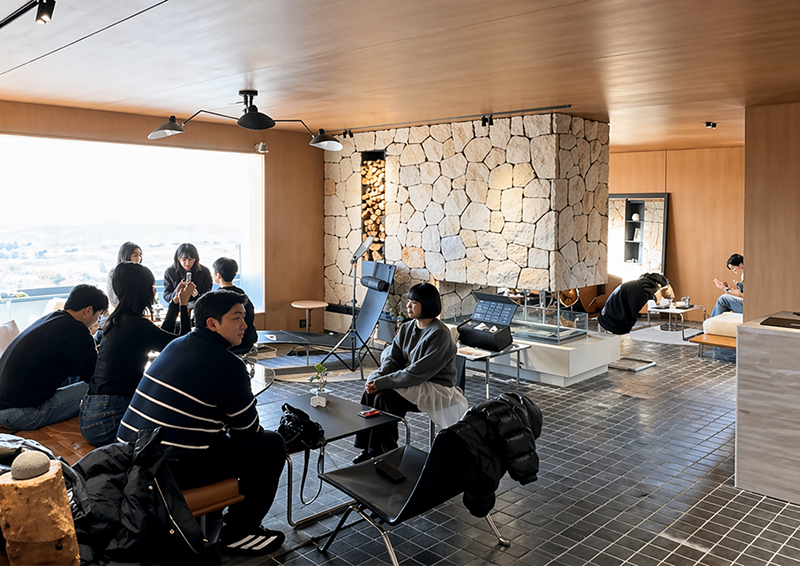 ภายในร้านย่าน Hannam-dong กรุงโซล เห็นการจัดโซนที่นั่งแบบห้องนั่งเล่น การรับแสงธรรมชาติ และการวางผังเพื่อให้ลูกค้าอยู่นานขึ้น