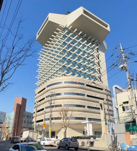 ภายนอก Gentle Monster ในย่าน Apgujeong กรุงโซล แสดงมวลอาคารและแนวพื้นที่จัดแสดงที่เชื่อมต่อกับถนนด้านหน้า
