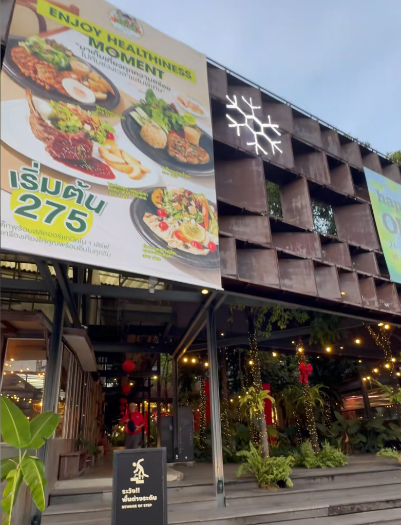 ภาพชายคา ป้ายร้าน และรายละเอียดฟาซาดโลหะของ DADFA แสดงสภาพร่มเงาและลำดับชั้นของพื้นที่ทางเข้า