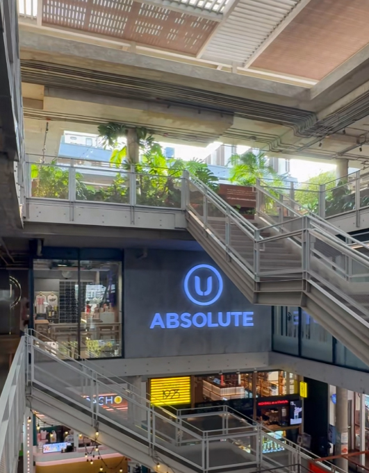 ภาพชานพักบันไดและการกระจายตัวของร้านภายใน The Commons Thonglor แสดง flow การเดินหลายระดับและจุดที่ทำให้คนหยุดมอง