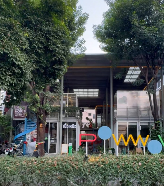 ภาพภายนอกของ POWWOWOW แสดงกลุ่มร้านลักษณะเป็นกล่อง ทางเข้าหลัก และภาพรวมของการจัดวางพื้นที่