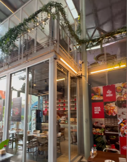 ภาพฟาซาดร้านและมุมเลี้ยวของ POWWOWOW แสดงความสัมพันธ์ระหว่างยูนิตร้านแบบกล่องกับมุมมองการเดินของลูกค้า