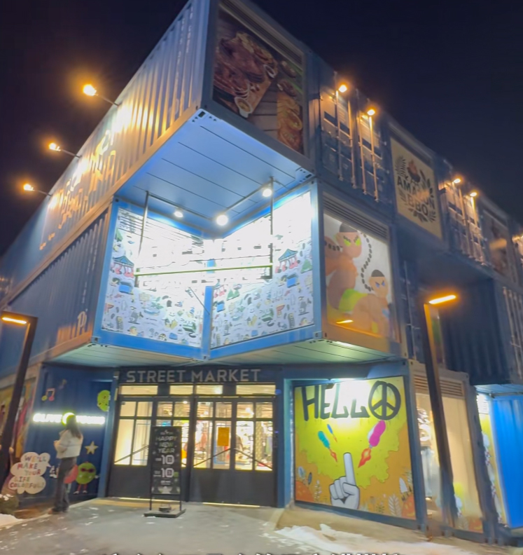มุมร้านหัวมุมของ Common Ground ที่เห็นกล่องอาคารยื่นออกมา ป้ายหน้าร้าน และความเด่นชัดของร้านเมื่อมองจากมุมถนน