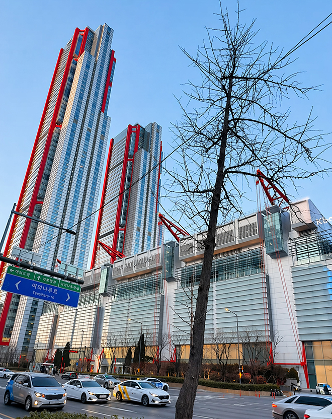 โถงกลางภายในของ The Hyundai Seoul ที่เห็นพื้นที่โปร่งสูง เส้นโค้งต่อเนื่องของแต่ละชั้น และบรรยากาศของการเดินภายในอาคาร
