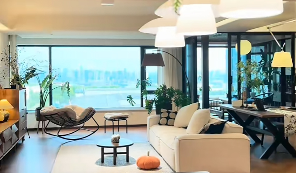 ตกแต่งคอนโดขนาดใหญ่ในกรุงเทพฯ กระจกบานเต็มและ Layout แบบ Open Plan